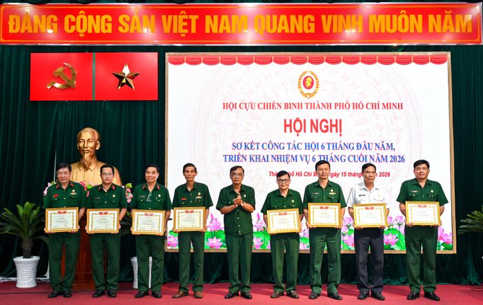  Trao khen thưởng cho các tập thể có thành tích xuất sắc trong phong trào thi đua yêu nước "Cựu Chiến binh gương mẫu" 6 tháng đầu năm 