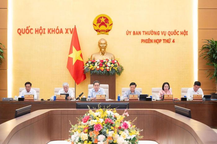 Chủ tịch Quốc hội Trần Thanh Mẫn, Phó Chủ tịch Thường trực Quốc hội Đỗ Văn Chiến và các Phó Chủ tịch Quốc hội tại phiên họp. Ảnh: CẨM HÀ
