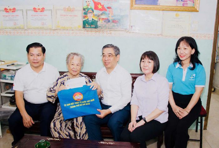 Đồng chí Nguyễn Phước Lộc Thăm Mẹ Việt Nam Anh hùng Nguyễn Thị Hữu Tài. Ảnh: THÁI PHƯƠNG