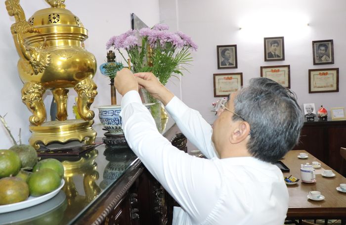 Đồng chí Nguyễn Phước Lộc dâng hương tưởng nhớ Mẹ Bùi Thị Mè. Ảnh: THÁI PHƯƠNG