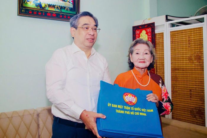 Đồng chí Nguyễn Phước Lộc thăm, tri ân Mẹ Việt Nam Anh hùng Nguyễn Thị Ty. Ảnh: THÁI PHƯƠNG