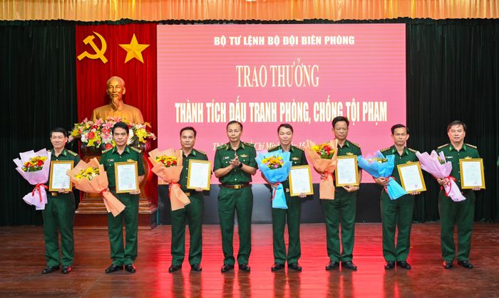  Thiếu tướng Hoàng Hữu Chiến trao quyết định khen thưởng và tặng hoa cho đại diện các đơn vị 