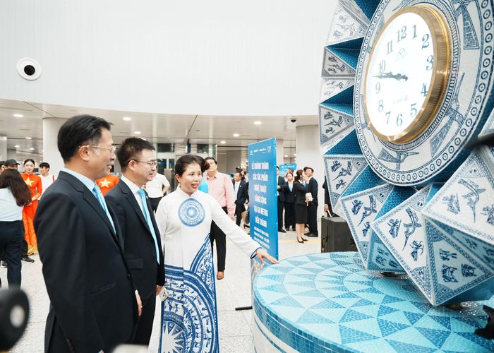 Các đại biểu, khách mời tham quan tác phẩm nghệ thuật Đồng hồ gốm đặt tại khu vực giếng trời của ga Bến Thành