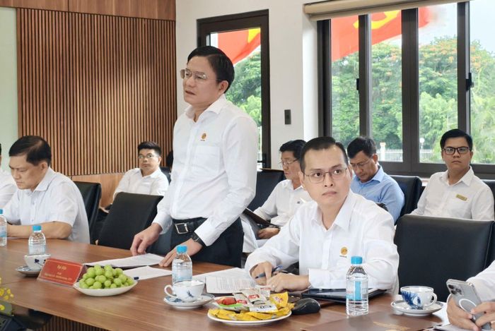 Bí thư Chi bộ Tổng công ty Sản xuất - Xuất nhập khẩu Bình Dương báo cáo về tình hình hoạt động của Chi bộ