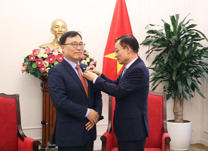 Bộ trưởng Bộ Ngoại giao Lê Hoài Trung trao tặng Kỷ niệm chương “Vì sự nghiệp ngoại giao Việt Nam” đến Đại sứ Choi Young Sam. Ảnh: THÀNH LONG.
