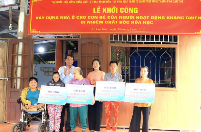  Ban Vận động quỹ Vì người nghèo TP Cần Thơ triển khai hỗ trợ xây dựng 4 căn nhà. Ảnh: TUẤN QUANG 