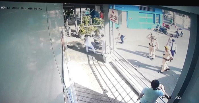  Hai đồng chí CSGT hỗ trợ mở đường cấp cứu cho mẹ con sản phụ. Ảnh cắt từ clip. 