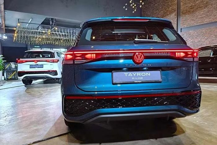 So với Tiguan thế hệ thứ 3 mà mẫu xe này phát triển dựa trên, Tayron dài hơn 253 mm, rộng hơn 10 mm và cao hơn 21 mm. Nếu so với Tiguan Allspace trước đây, mẫu SUV mới dài hơn 66 mm, rộng hơn 13 mm và chiều dài cơ sở tăng thêm 2 mm.
