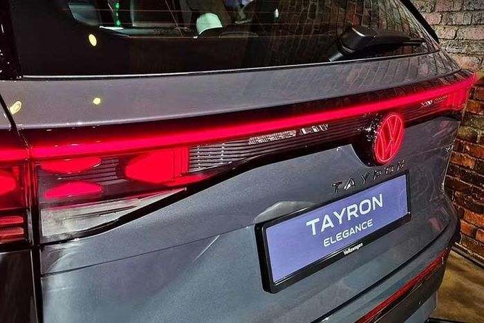 Theo công bố của hãng, Volkswagen Tayron Elegance tăng tốc từ 0-100 km/h trong 9,6 giây trong khi con số tương ứng của bản R-Line là 6,1 giây. Hệ thống treo trên Tayron gồm MacPherson phía trước và đa liên kết đằng sau.