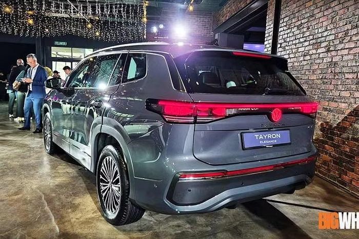 Ngoài ra, xe Volkswagen Tayron 2027 mới còn được trang bị hệ thống hỗ trợ tránh va chạm bên sườn kết hợp cảnh báo phương tiện cắt ngang phía sau và cảnh báo mở cửa, hỗ trợ giữ làn đường, hỗ trợ khẩn cấp, hỗ trợ đỗ xe Park Assist Plus, cảm biến khoảng cách, 9 túi khí,...