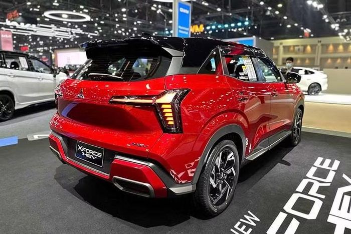 Tuy nhiên, tỷ lệ thân xe và kích thước tổng thể dường như gần với Xforce hơn. Đáng chú ý, Mitsubishi đã chính thức ra mắt Xforce Hybrid tại thị trường Thái Lan từ tháng 3/2025, trong khi Destinator hiện chưa có phiên bản hybrid.