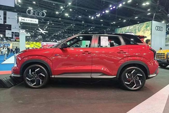 Mitsubishi chưa công bố tên mẫu xe, song nhiều nguồn tin tại Indonesia cho rằng nhân vật chính nhiều khả năng là Mitsubishi Xforce HEV. Nhận định này xuất phát từ hình ảnh teaser cho thấy cụm đèn trước của xe có nhiều nét tương đồng với Xforce và Destinator.