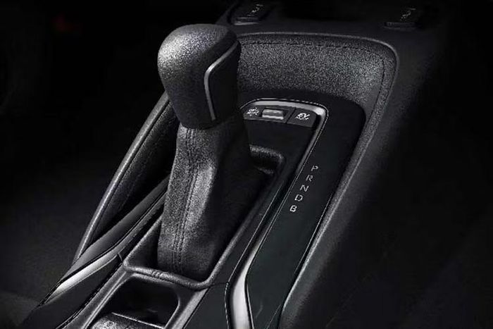 Ngoài bản kỷ niệm, các phiên bản Corolla Cross cao cấp tại Nhật cũng được nâng cấp đáng kể. Bản HEV Z và HEV GR Sport nay có vô lăng sưởi tiêu chuẩn cùng gói hỗ trợ lái xe ADAS mở rộng, bao gồm giám sát điểm mù, hỗ trợ thoát hiểm an toàn, camera 360 độ có chức năng “nhìn xuyên sàn” và hệ thống đỗ xe tự động...