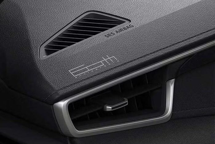 Bên cạnh việc ra mắt phiên bản mới, Toyota cũng nâng cấp bản G Z tiêu chuẩn bằng cách trang bị bộ mâm 18 inch tương tự và điều chỉnh danh mục màu sơn.