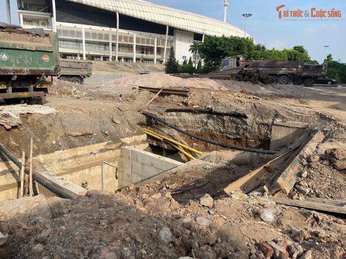 Đến giữa tháng 7, nhiều vị trí trên công trường vẫn ngổn ngang, các hạng mục tiếp tục được triển khai.