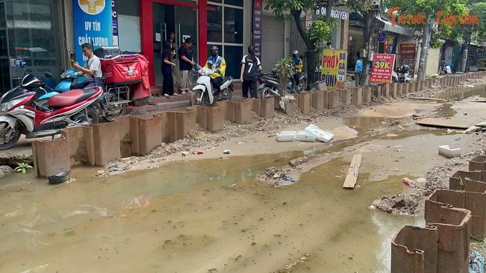 Công trình nằm sát khu dân cư, việc thi công ảnh hưởng trực tiếp đến lối ra vào và sinh hoạt hằng ngày của nhiều hộ dân.