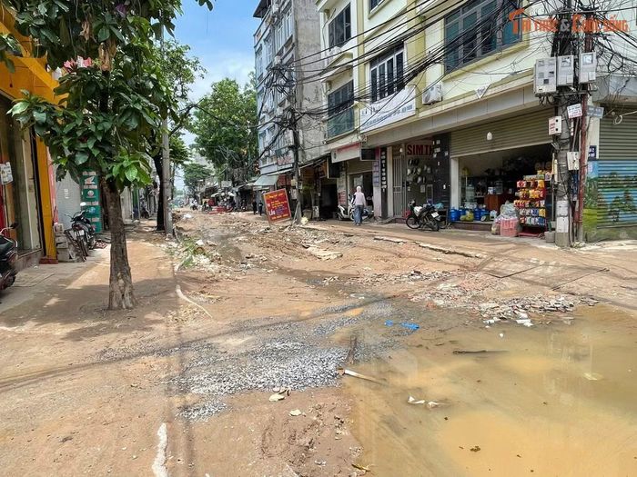 Một số vị trí thi công chưa được che chắn cẩn thận, trong khi hệ thống biển cảnh báo tại công trường còn hạn chế.