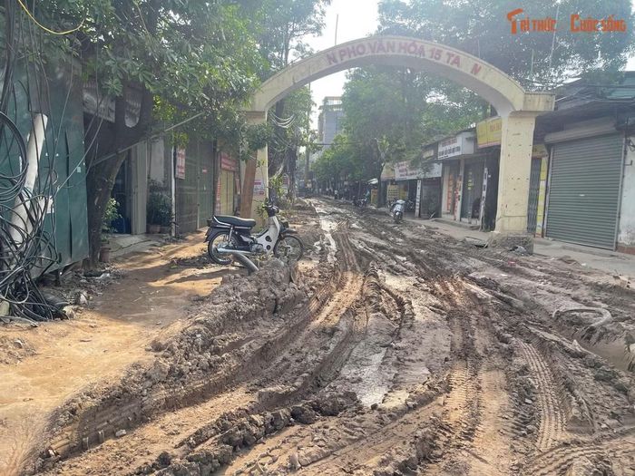 Khu vực thi công tuyến cống thoát nước tại ngõ 16 Đỗ Xuân Hợp, phường Từ Liêm (Hà Nội), hiện vẫn chưa hoàn thành.