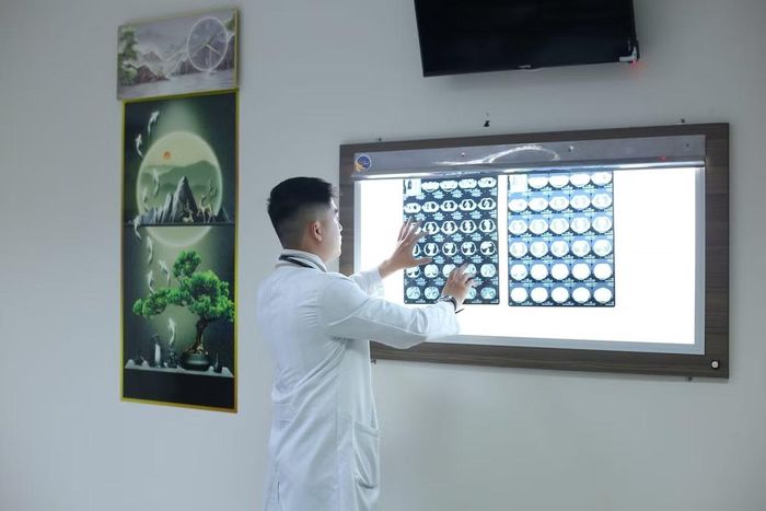 Bác sĩ xem hình ảnh tổn thương của bệnh nhân trên phim chụp - Ảnh BVCC
