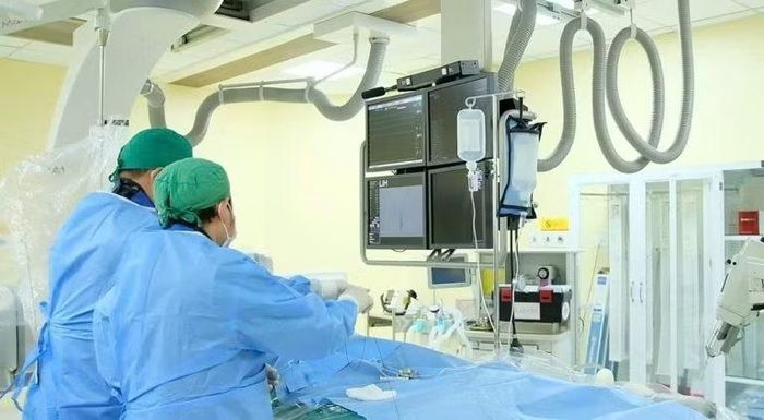 Ê- kíp can thiệp nút tắc nhánh mạch máu cho bệnh nhân - Ảnh BVCC