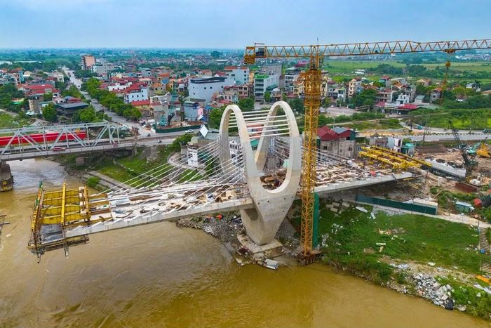Cây cầu mới nằm cách cầu Đuống cũ khoảng 100m về phía hạ lưu, thuộc Dự án Nâng cấp tuyến vận tải thủy sông Đuống.(Ảnh: Văn Đoan)