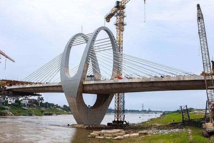 Dự án gồm hai hợp phần, trong đó cầu đường sắt có tổng chiều dài khoảng 1.000m. Hợp phần xây dựng cầu đường bộ mới dài khoảng 700m, đồng thời đầu tư hệ thống nút giao và đường dẫn ở hai đầu cầu.(Ảnh: Văn Đoan)