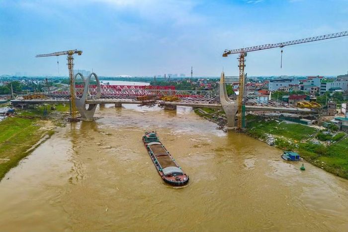Đến giữa tháng 7/2026, các nhịp chính của cầu Đuống mới đã tiến sát nhau, công trình bước vào một trong những giai đoạn quan trọng nhất. Theo kế hoạch, cầu dự kiến cơ bản hoàn thành trong tháng 9/2026.(Ảnh: Văn Đoan)