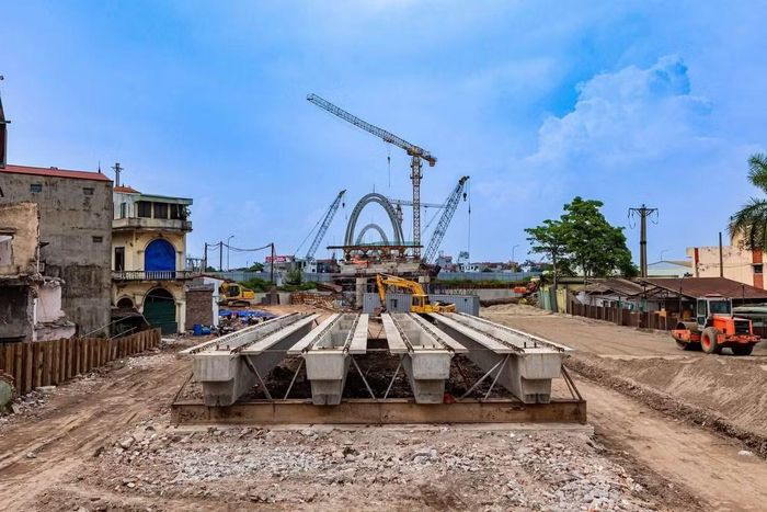 Những ngày này, không khí làm việc trên công trường diễn ra khẩn trương khi đội ngũ kỹ sư, công nhân tập trung thi công các hạng mục còn lại. Nhiều vị trí trên mặt cầu đang được đồng loạt triển khai để bảo đảm tiến độ chung của dự án.(Ảnh: Văn Đoan)