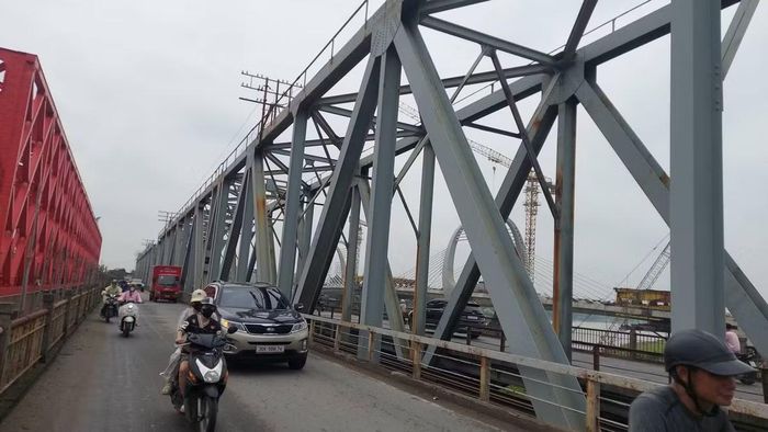 Khoảng sáng thông thuyền hạn chế của cầu Đuống cũ từ lâu được xem là điểm nghẽn trên tuyến vận tải thủy. Việc xây dựng cầu mới cũng nhằm tạo điều kiện thuận lợi hơn cho hoạt động vận tải qua sông Đuống.(Ảnh: Văn Đoan)