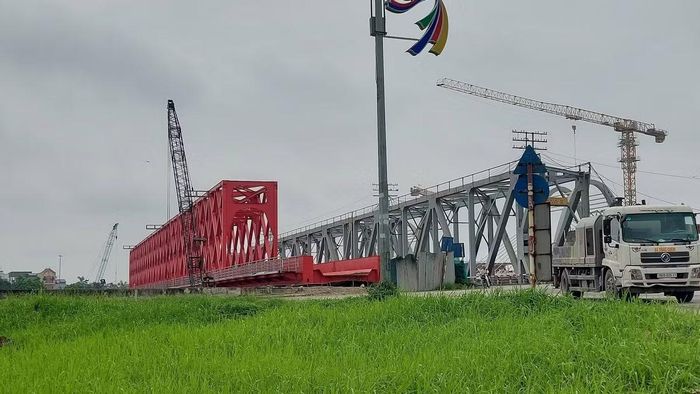 Sau khi cầu Đuống mới hoàn thành và đưa vào khai thác, cầu cũ dự kiến sẽ được tháo dỡ. Công trình mới được kỳ vọng giải quyết điểm nghẽn giao thông tồn tại nhiều năm, đồng thời đáp ứng tốt hơn nhu cầu kết nối qua sông Đuống.(Ảnh: Văn Đoan)