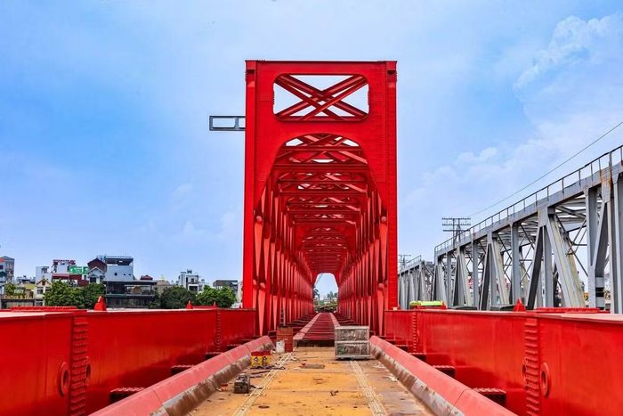 Bên cạnh cầu đường bộ, dự án còn xây dựng cầu đường sắt mới với tổng chiều dài khoảng 1.000m, từ Km9+075 đến Km10+075.(Ảnh: Văn Đoan)