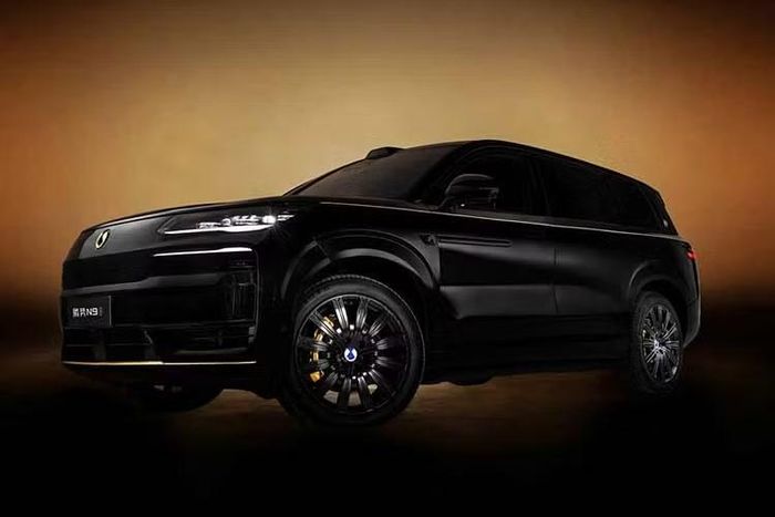 BYD vừa giới thiệu gói ngoại thất mới mang tên Dark Gold dành cho mẫu SUV hybrid sạc điện Denza N9 được trang bị công nghệ sạc siêu nhanh. Hiện gói trang bị tùy chọn này được cung cấp miễn phí trong thời gian giới hạn đối với phiên bản Flagship cao cấp nhất của mẫu xe Trung Quốc.