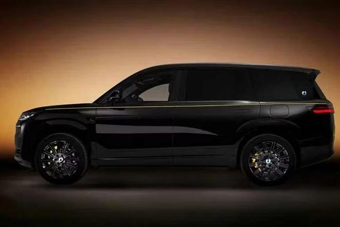 Với gói Dark Gold, BYD Denza N9 sử dụng tông đen chủ đạo kết hợp với các chi tiết màu vàng kim, bao gồm dải trang trí chạy ngang qua vòm bánh trước/sau và cửa xe. Cản trước cũng được bổ sung điểm nhấn màu vàng. Tương tự mẫu xe Denza D9 Dark Gold vừa ra mắt, Denza N9 cũng sở hữu logo phía trước được mạ vàng 24K.