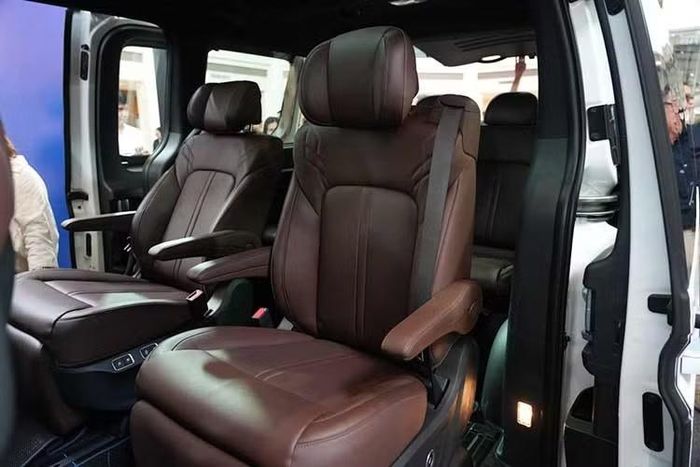 Hyundai Staria Hybrid được trang bị động cơ xăng tăng áp Smartstream 1.6 T-GDi, phối hợp với mô-tơ điện và hộp số tự động 6 cấp. Cấu hình này tạo ra tổng công suất 245 mã lực. Riêng động cơ đốt trong đạt mô-men xoắn cực đại 265 Nm trong dải vòng tua 1.500-4.500 vòng/phút, còn mô-tơ điện có mô-men xoắn tối đa 304 Nm. Nhà sản xuất công bố khả năng vận hành đạt tối đa 17,7 km với mỗi lít nhiên liệu, tương ứng khoảng 5,65 lít/100 km.