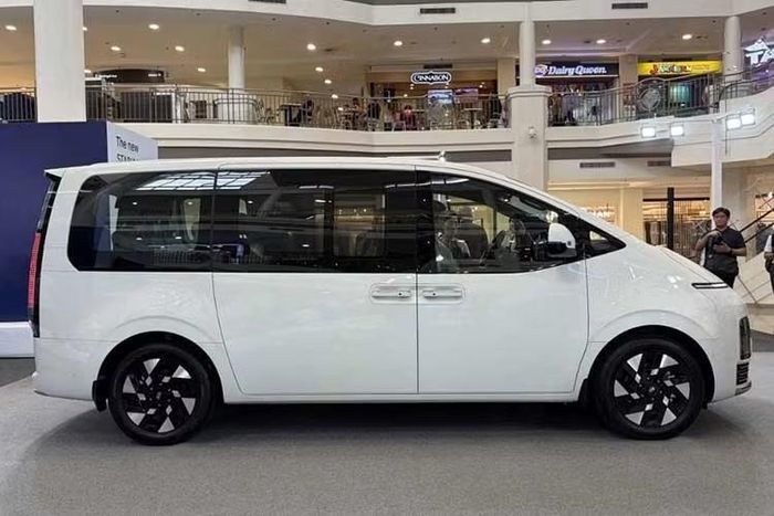 Staria Hybrid cũng đánh dấu lần đầu tiên Hyundai triển khai nền tảng kết nối Bluelink trên một mẫu xe bán tại Philippines. Thông qua hệ thống này, người dùng có thể kiểm tra tình trạng và chẩn đoán xe từ xa. Dịch vụ Hyundai Live Services còn cung cấp dữ liệu giao thông, thời tiết theo thời gian thực trên màn hình thông tin giải trí mà không yêu cầu ghép nối điện thoại thông minh.