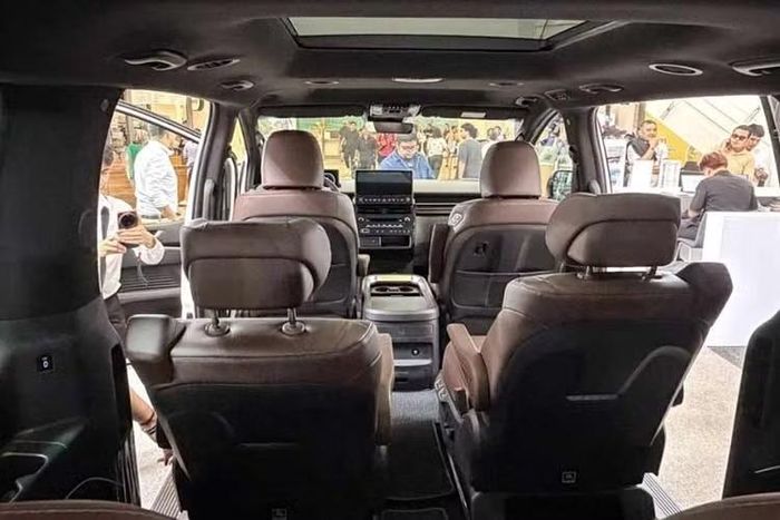 Trang bị hỗ trợ người lái được phân cấp rõ rệt giữa các phiên bản. Premium và Premium Plus có ga tự động thích ứng tích hợp chức năng Stop &amp; Go, hỗ trợ giữ làn và duy trì xe ở giữa làn đường, phanh tránh va chạm phía trước, cảnh báo và hỗ trợ tránh va chạm điểm mù, cảm biến đỗ xe phía trước, hai bên và phía sau cùng hệ thống camera toàn cảnh. Hai bản này sử dụng 6 túi khí.