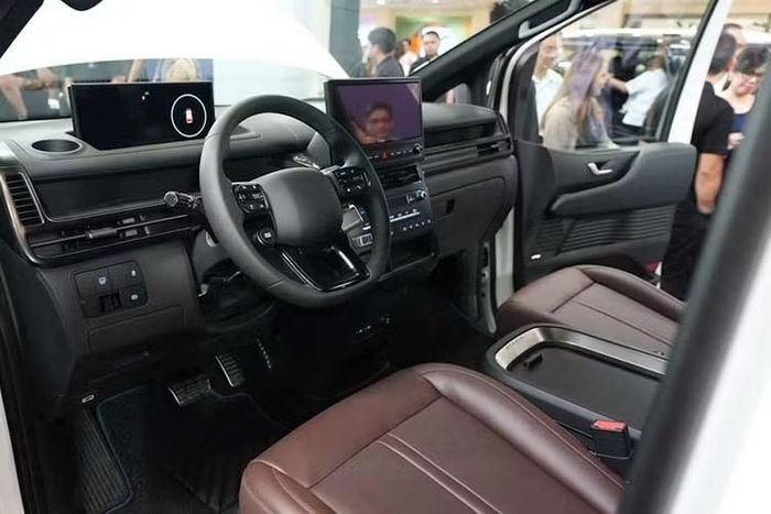 Khoang hành khách của Hyundai Staria Hybrid có ba tùy chọn cấu hình, gồm 7, 9 và 11 chỗ. Vật liệu bọc ghế được phân cấp theo từng biến thể: bản GL dùng nỉ, GLS sử dụng da tổng hợp, Premium được bọc da, còn Premium Plus dùng da Nappa.