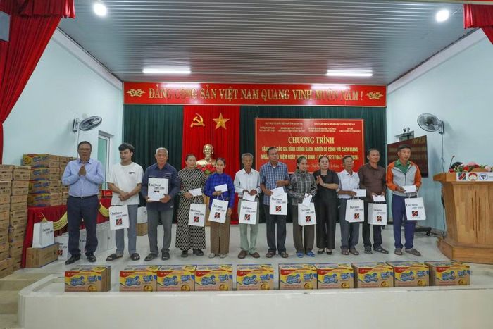 GS.VS Châu Văn Minh tặng quà cho các gia đình chính sách, người có công với cách mạng có hoàn cảnh khó khăn tại xã Nam Cửa Việt