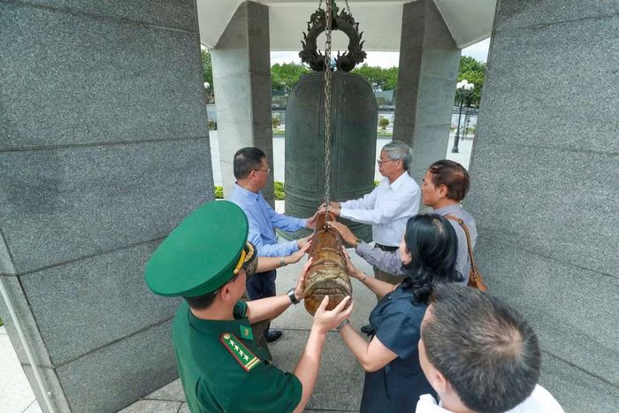 GS.VS Châu Văn Minh và thành viên đoàn công tác rung chuông tại Nghĩa trang Liệt sĩ quốc gia Đường 9
