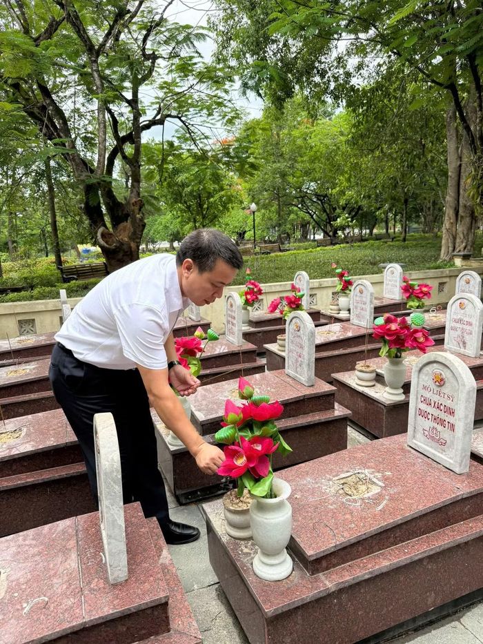 Thành viên đoàn công tác thắp hương các mộ Anh hùng liệt sĩ tại Nghĩa trang Liệt sĩ quốc gia Trường Sơn