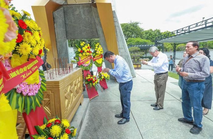 GS.VS Châu Văn Minh và thành viên đoàn công tác dâng hương tưởng niệm tại Nghĩa trang Liệt sĩ quốc gia Đường 9