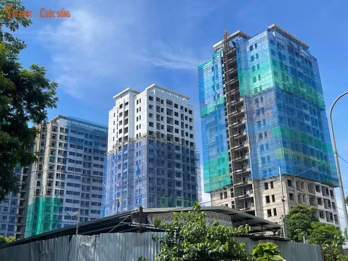 Dự án khu nhà học sinh, sinh viên Pháp Vân - Tứ Hiệp được khởi công từ năm 2009 trên khu đất rộng hơn 40.000 m², với tổng mức đầu tư khoảng 1.900 tỷ đồng từ nguồn vốn ngân sách thành phố Hà Nội. Toàn khu gồm 6 tòa chung cư cao 19 tầng, ký hiệu từ A1 đến A6.