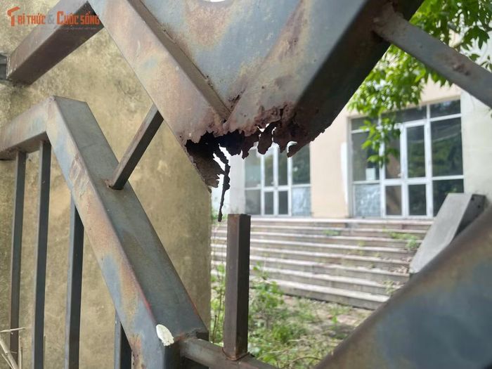 Khu vực tường rào bao quanh dự án bị hoen gỉ, nhiều vị trí xuống cấp sau thời gian dài chịu tác động của thời tiết. Một số đoạn xuất hiện tình trạng hư hỏng, ảnh hưởng đến cảnh quan chung của khu nhà.