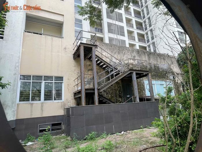 Nhiều hạng mục tại khu ký túc xá đã xuống cấp sau thời gian dài ít sử dụng. Bề mặt công trình xuất hiện dấu hiệu cũ kỹ, cảnh quan một số khu vực chưa tương xứng với quy mô đầu tư ban đầu.