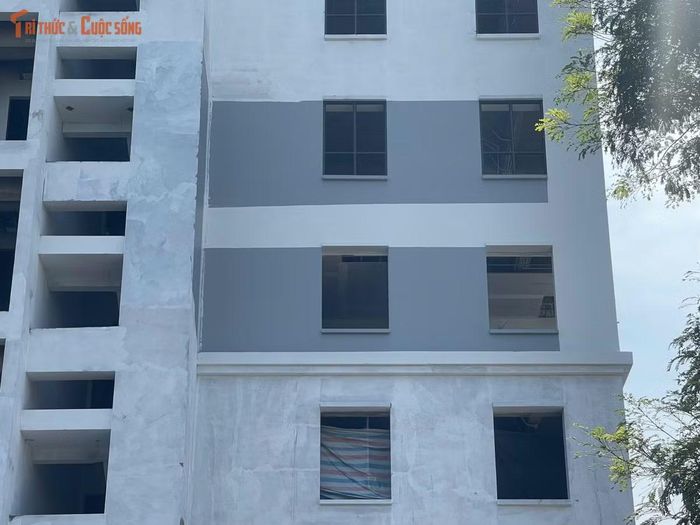 Mặt ngoài các tòa nhà đang được sơn sửa, xử lý chống thấm và cải tạo lại diện mạo. Những lớp sơn mới dần thay đổi hình ảnh các khối nhà từng có thời gian dài không được sử dụng.