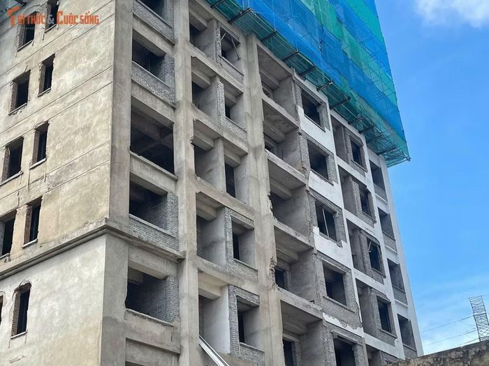Khu vực thi công tại các tòa nhà được tổ chức đồng bộ, nhiều hạng mục bên trong và bên ngoài công trình đang được triển khai nhằm đáp ứng các yêu cầu khi đưa vào sử dụng theo công năng mới.