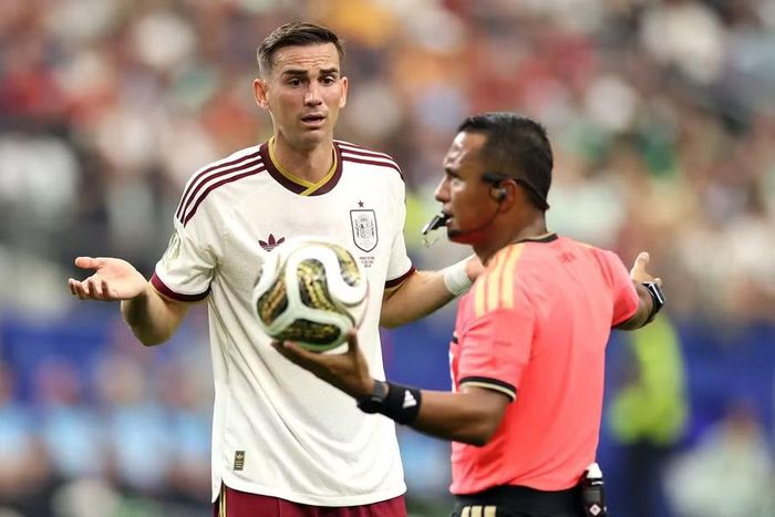 Fabian Ruiz phân trần mình không phạm lỗi, trước khi trọng tài Ivan Barton đổi quyết định và cho Tây Ban Nha hưởng quả đá phạt. Ảnh: Getty.