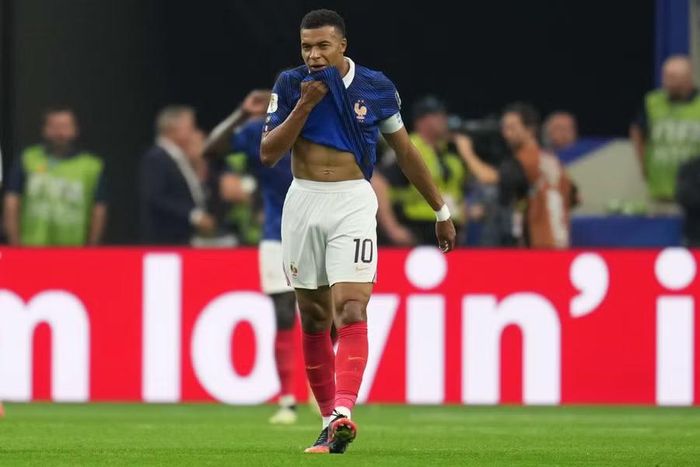 Kylian Mbappe hoàn toàn ‘tắt điện’ trước hàng thủ Tây Ban Nha. Ảnh: AP.