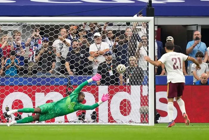 Tiền đạo Mikel Oyarzabal sút phạt đền mở tỷ số, tạo bước ngoặt giúp Tây Ban Nha đánh bại Pháp ở bán kết World Cup 2026. Ảnh: AP.