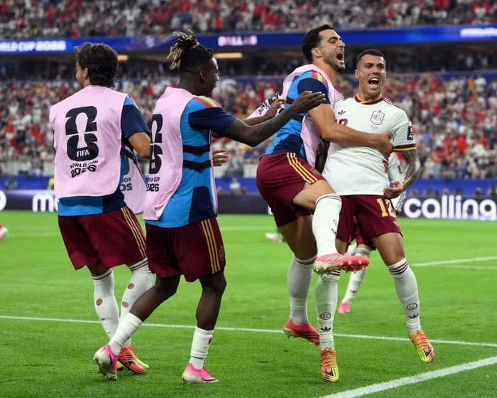 ...rồi ăn mừng cuồng nhiệt khi Tây Ban Nha trở lại chung kết World Cup sau 16 năm. Ảnh: AP.